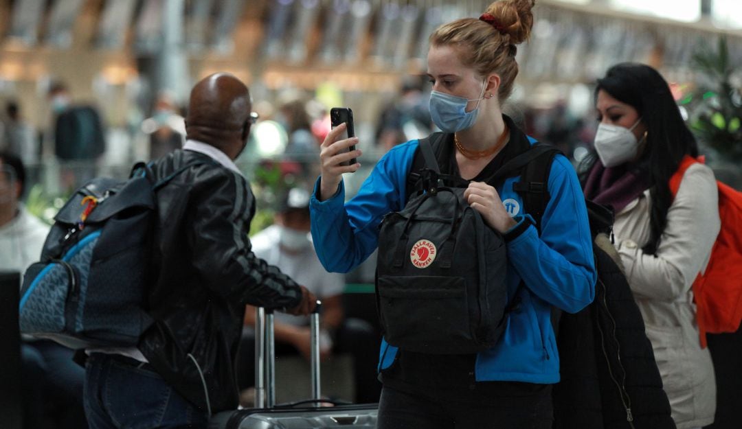 Viajeros en el Aeropuerto Internacional El Dorado.
