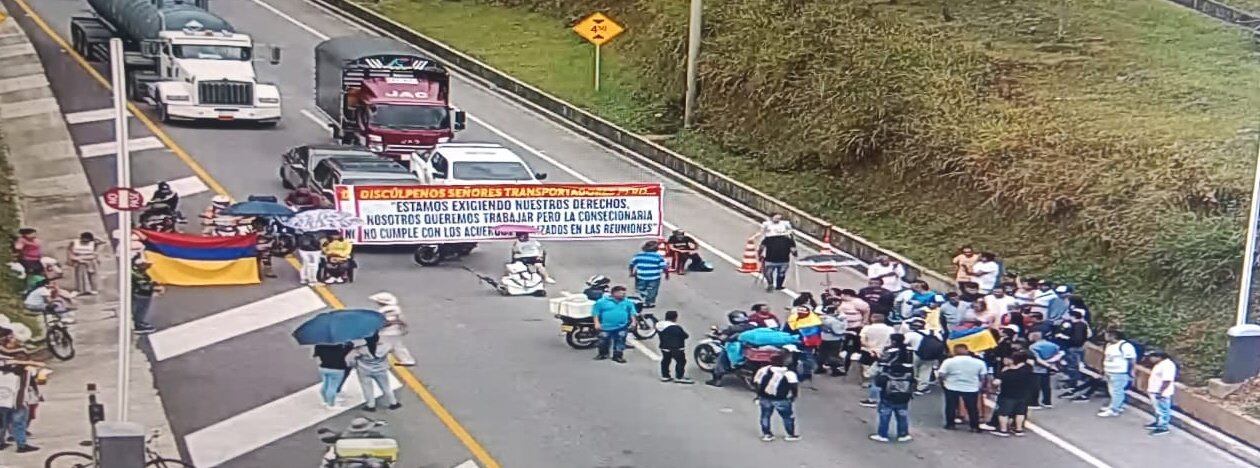 Bloqueo vía al Llano en Pipiral.