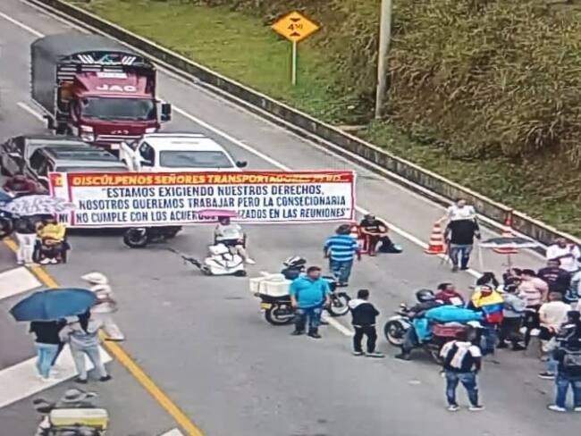 Bloqueo vía al Llano en Pipiral.