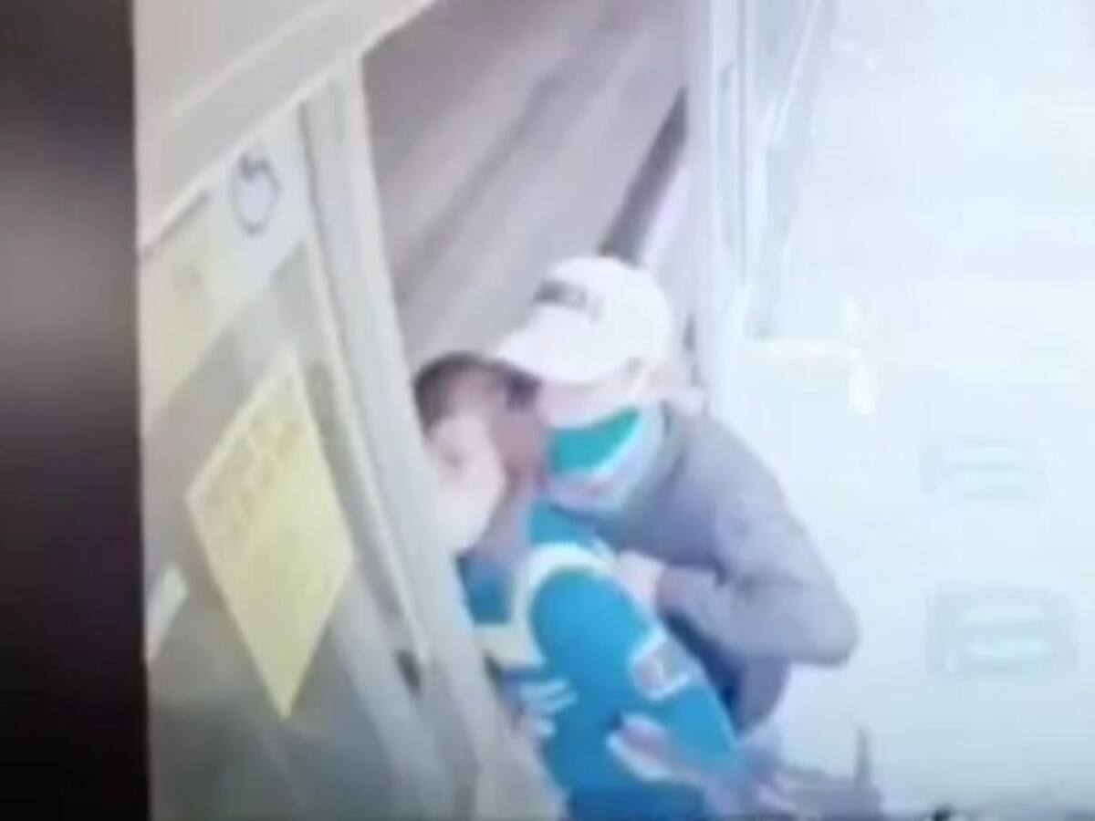 Atracan y apuñalan a taquillera de TransMilenio en una estación