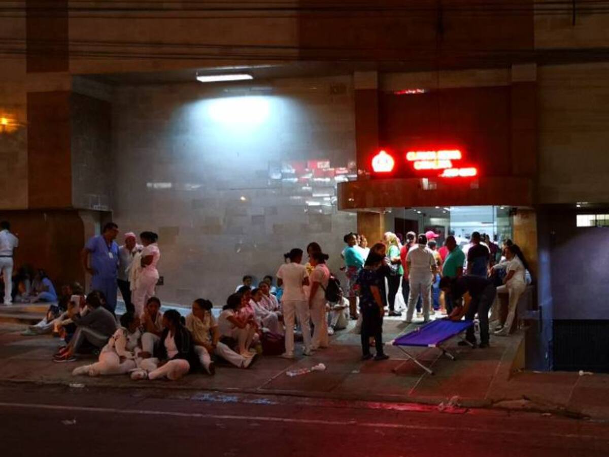 Evacuan 194 pacientes por incendio en la clínica de Reina Catalina