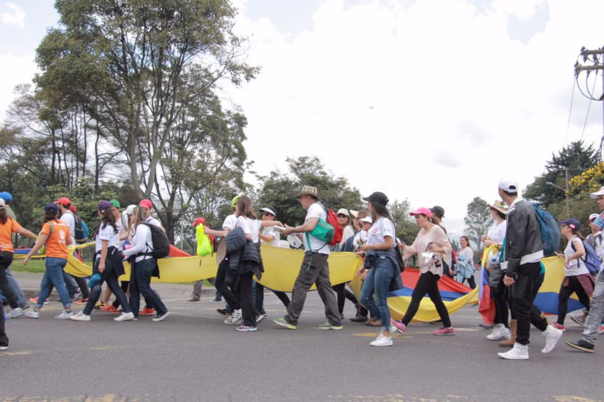 Jóvenes caminan para ver al papa Francisco