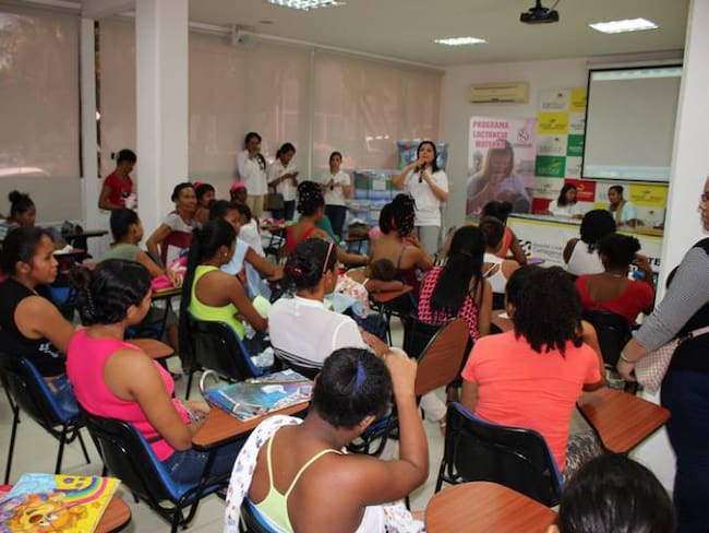 Madres de bajos recursos de Cartagena reciben kits de productos para el cuidado de sus bebés