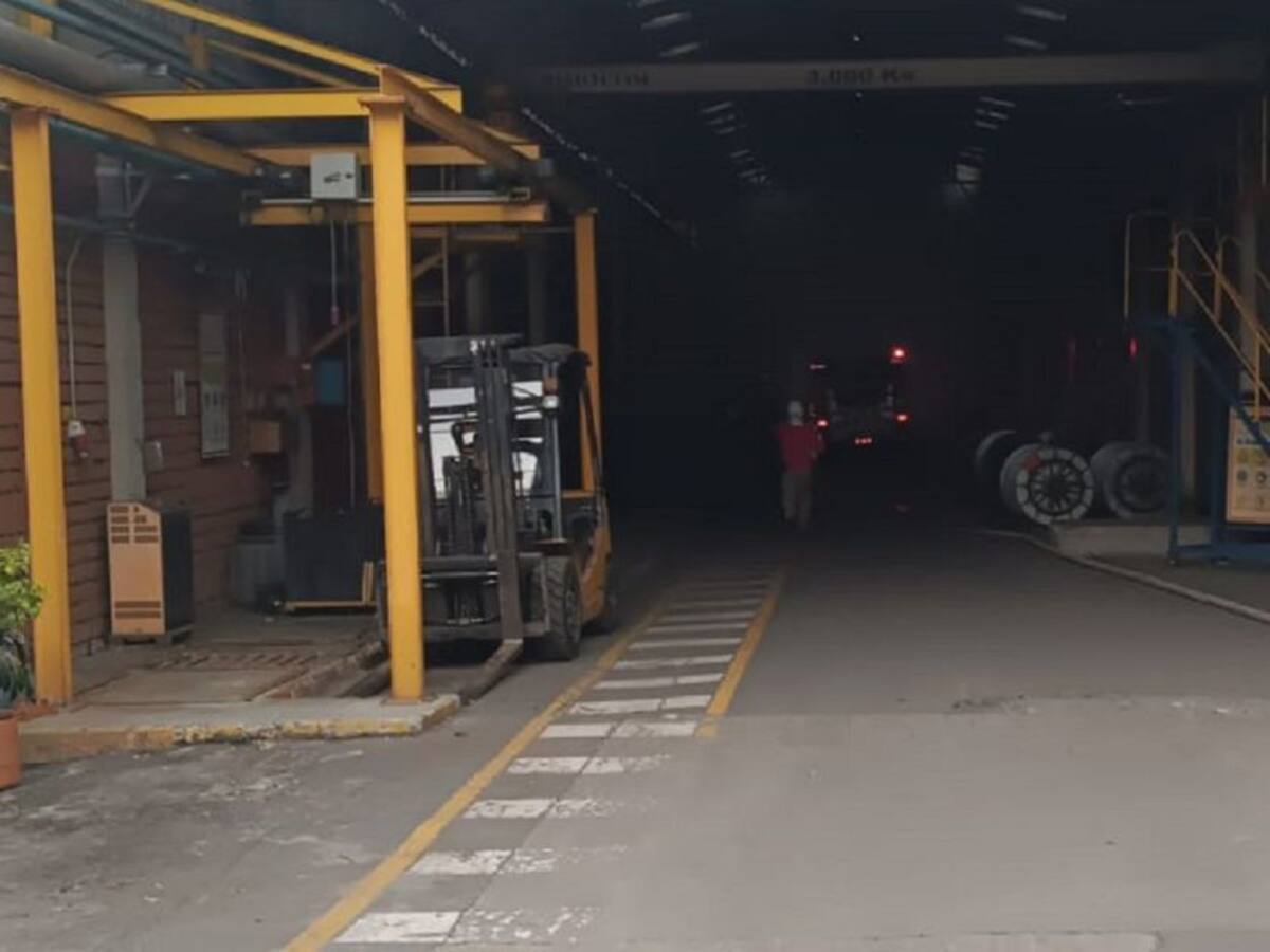 Los bomberos controlaron un incendio en la empresa Fabricato de Bello