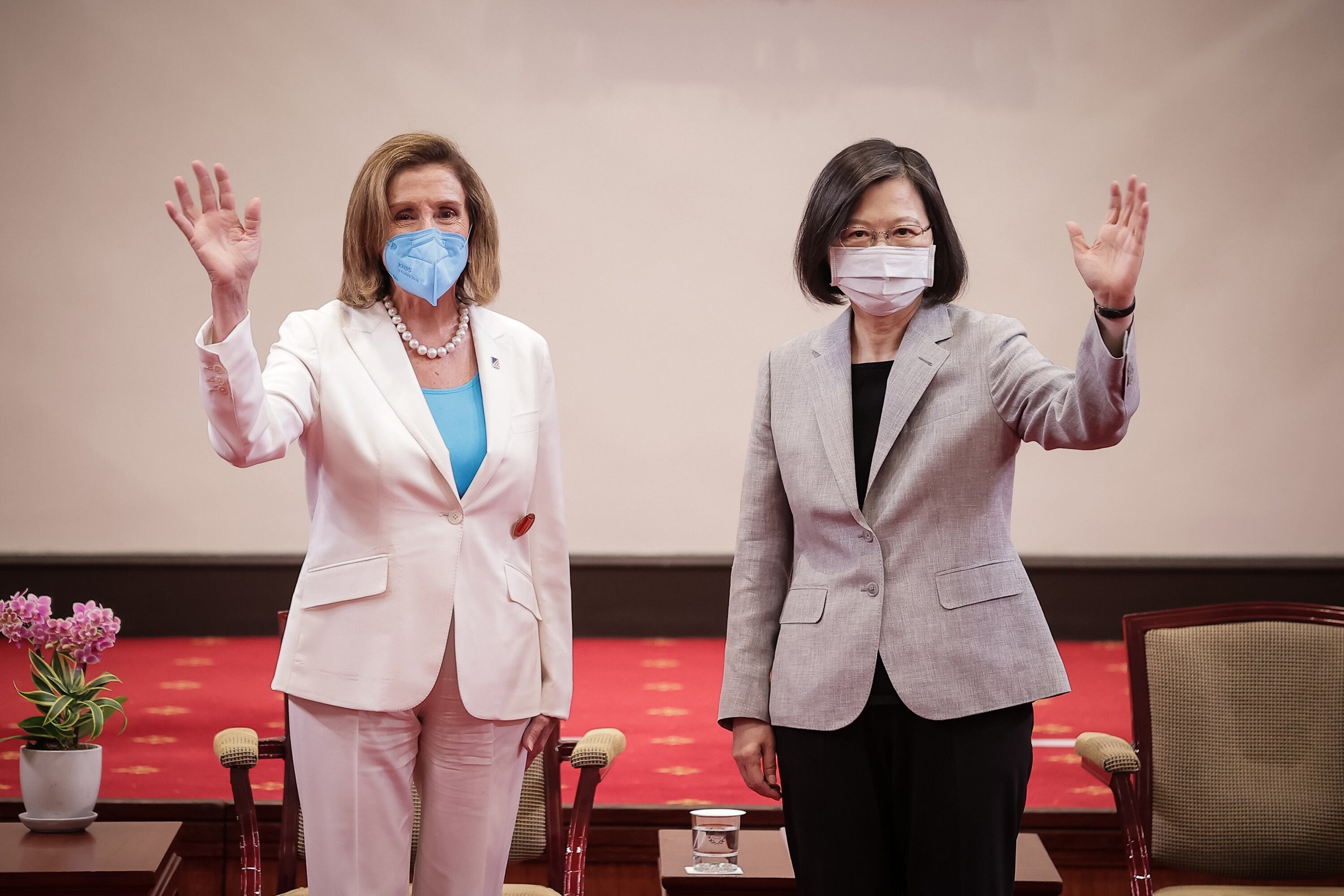 La presidenta de la Cámara de Representantes de los Estados Unidos, Nancy Pelosi, posa para fotografías con la presidenta de Taiwán, Tsai Ing-wen, en la oficina del presidente el 3 de agosto de 2022 en Taipei, Taiwán. (Photo by Handout/Getty Images)