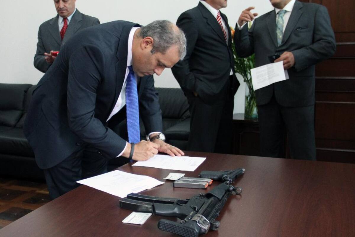 Sorprendió el abultado número de armas de corto y largo alcance que tenía en su poder José David Name quien además pidió desarme e invito a sus colegas a imitar este acto.
