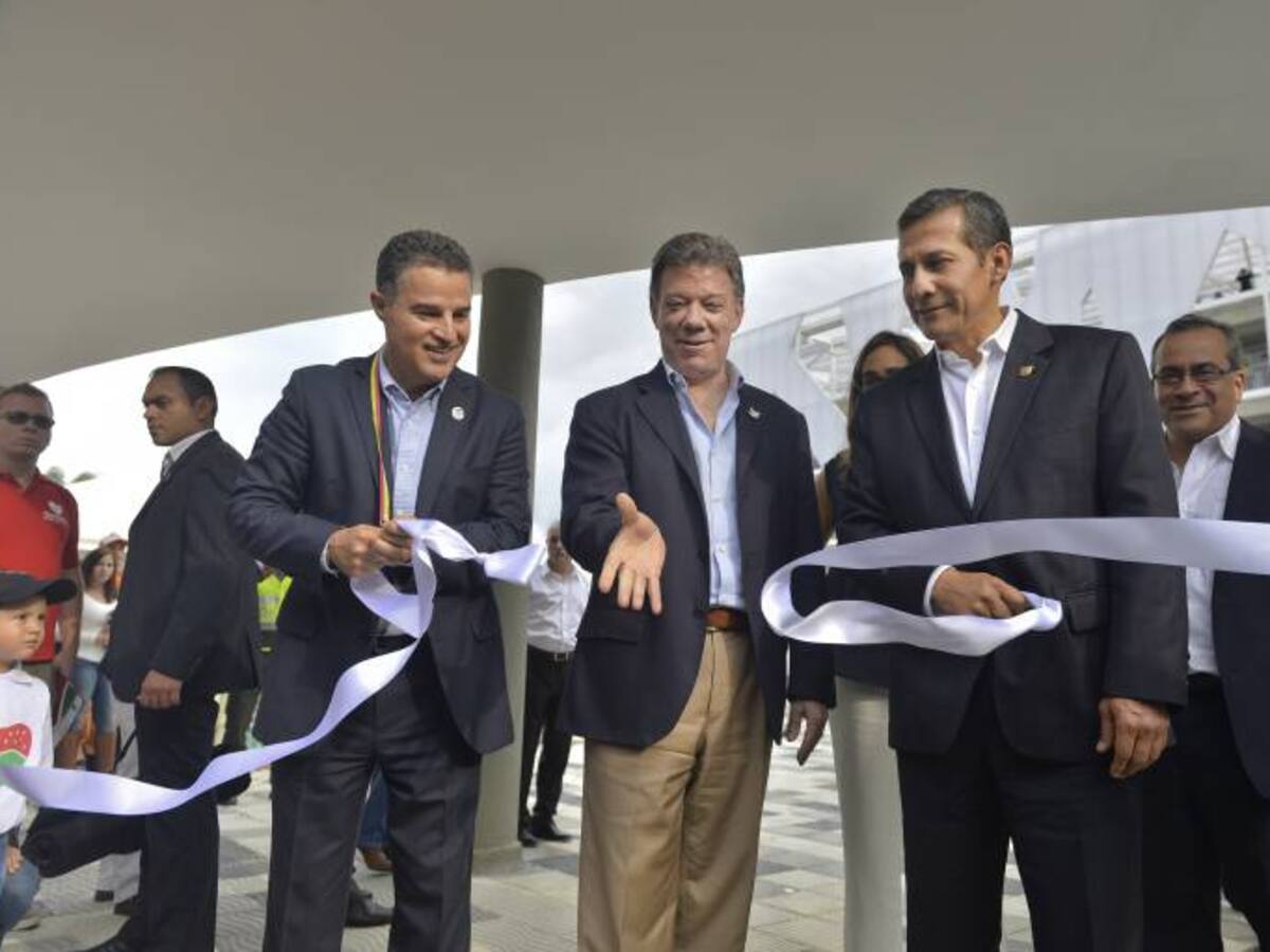 Santos anuncia becas a los mejores estudiantes del país