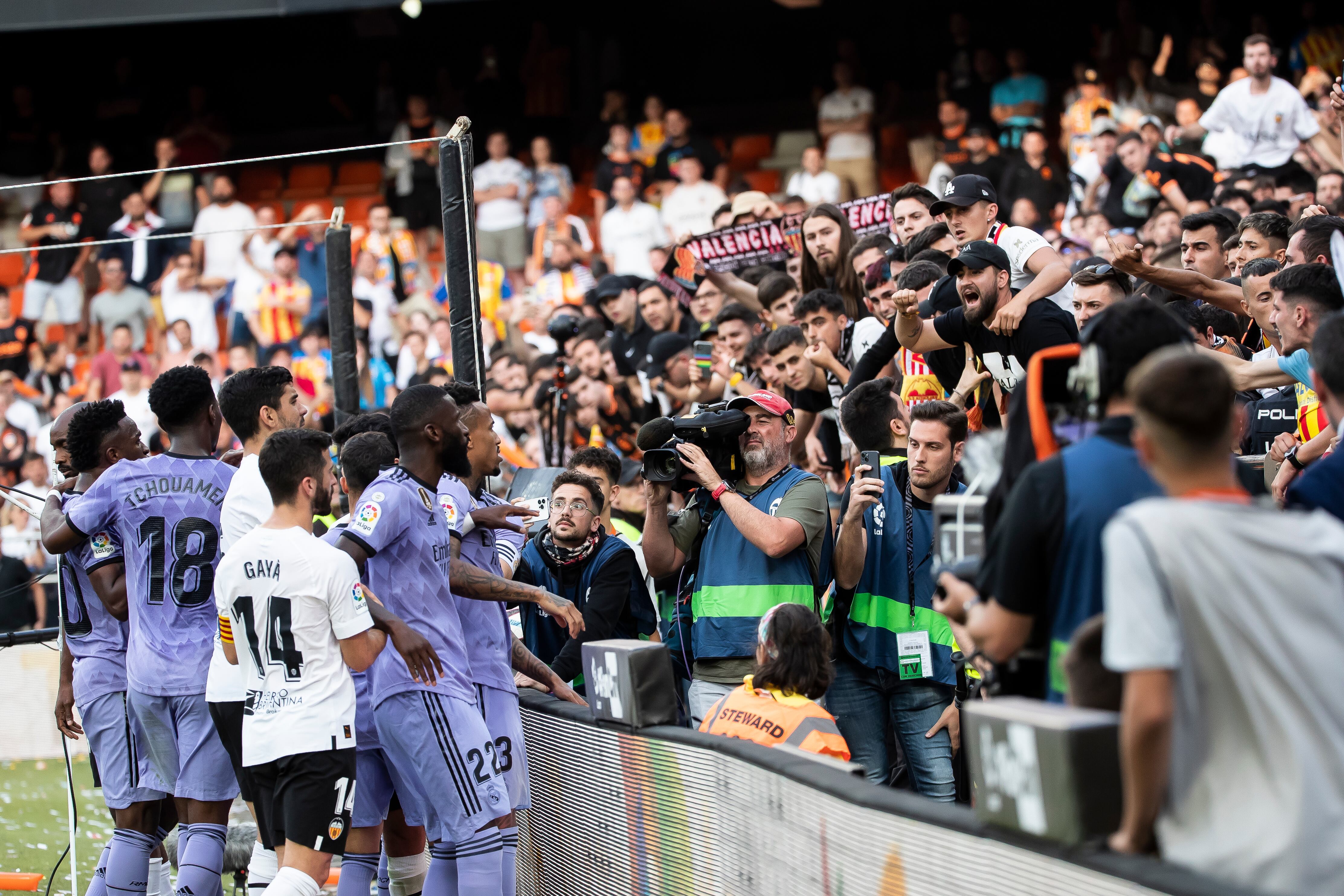 Vinicius Junior y demás jugadores del Real Madrid le reclaman a hinchas del Valencia por insultos y gestos racista en un partido del año pasado. (Photo by Jose Miguel Fernandez/NurPhoto via Getty Images)