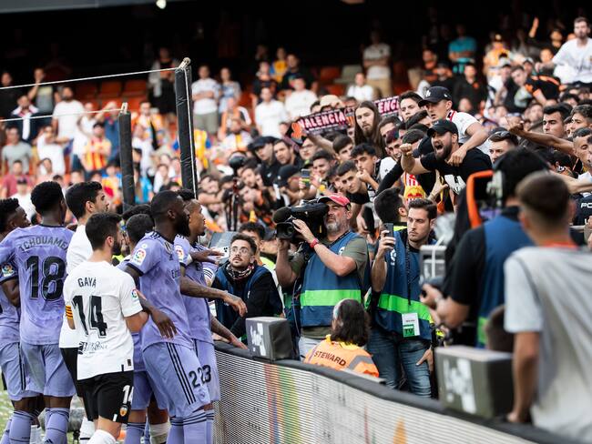 Vinicius Junior y demás jugadores del Real Madrid le reclaman a hinchas del Valencia por insultos y gestos racista en un partido del año pasado. (Photo by Jose Miguel Fernandez/NurPhoto via Getty Images)