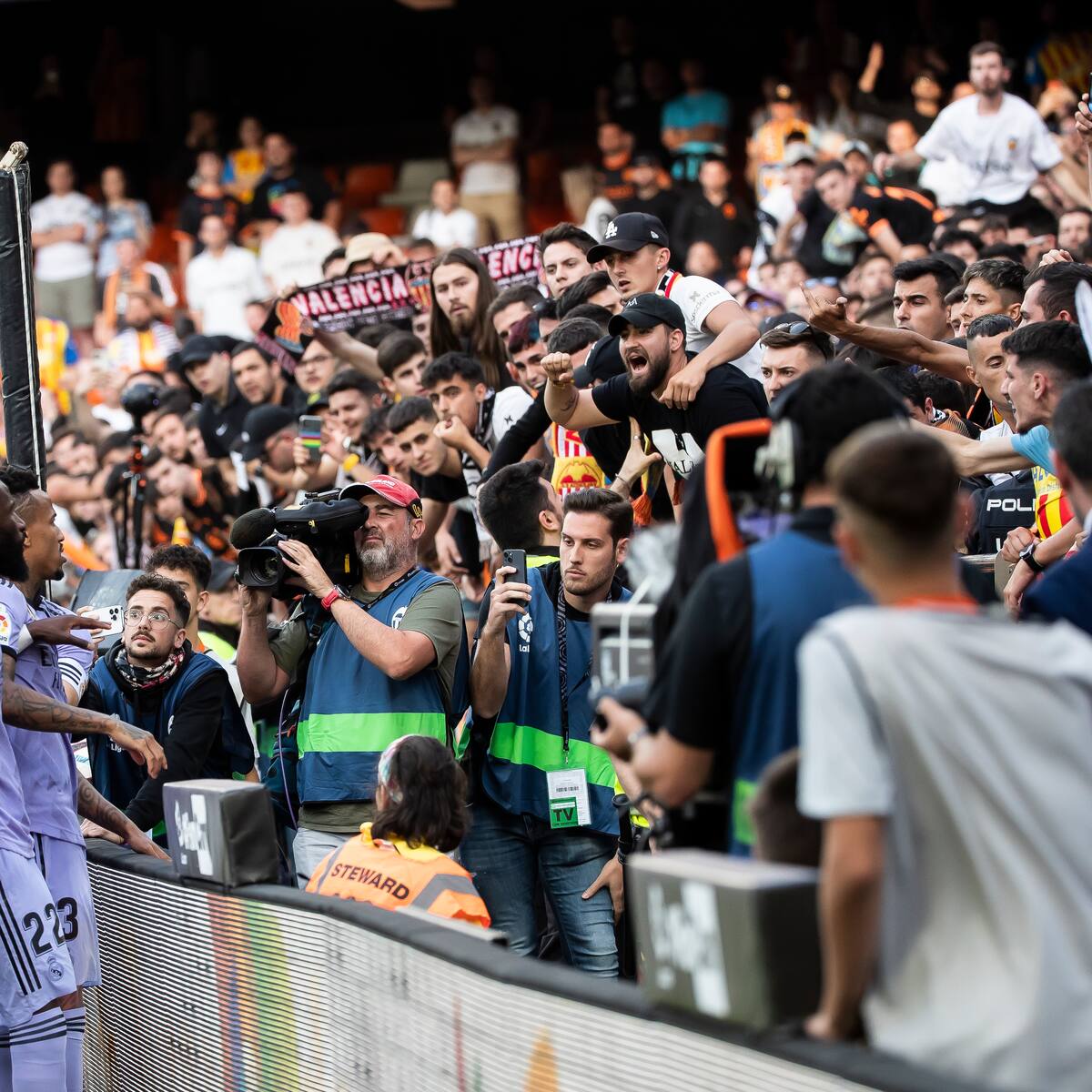 Hinchas del Valencia fueron condenados a la cárcel por insultos racistas contra Vinicius