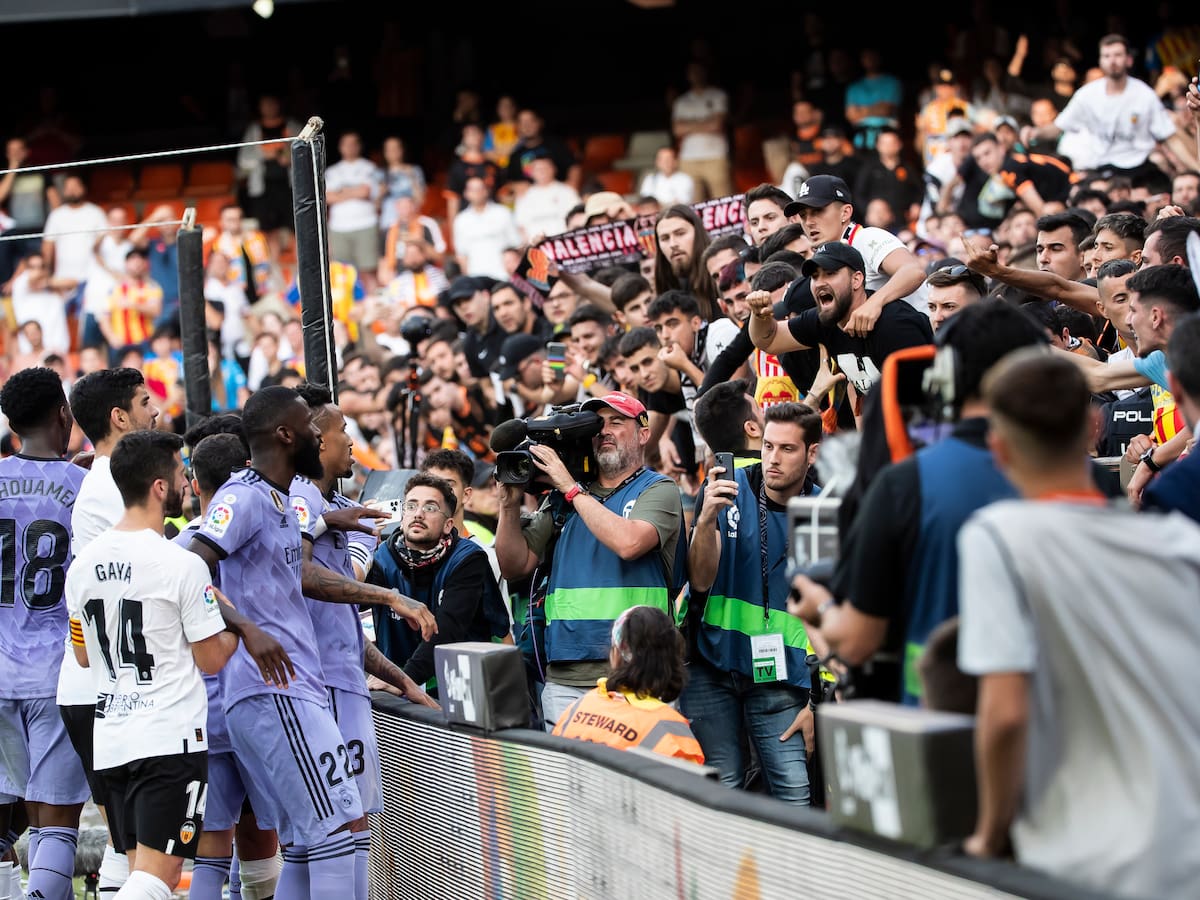 Hinchas del Valencia fueron condenados a la cárcel por insultos racistas contra Vinicius