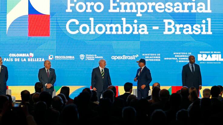 AME8326. BOGOTÁ (COLOMBIA), 17/04/2024.- El presidente de Colombia, Gustavo Petro (2-d), y su homólogo de Brasil, Luiz Inácio Lula da Silva (2-i), participan en el &#039;Foro empresarial Colombia - Brasil&#039; este miércoles, en Bogotá (Colombia). Los dos presidentes analizaron alternativas comerciales, tanto en lo bilateral como en el ámbito regional, que incluyen un empuje a la integración de las cadenas productivas suramericanas, en la reunión que reunió a 300 empresarios de ambos países. EFE/ Mauricio Dueñas Castañeda