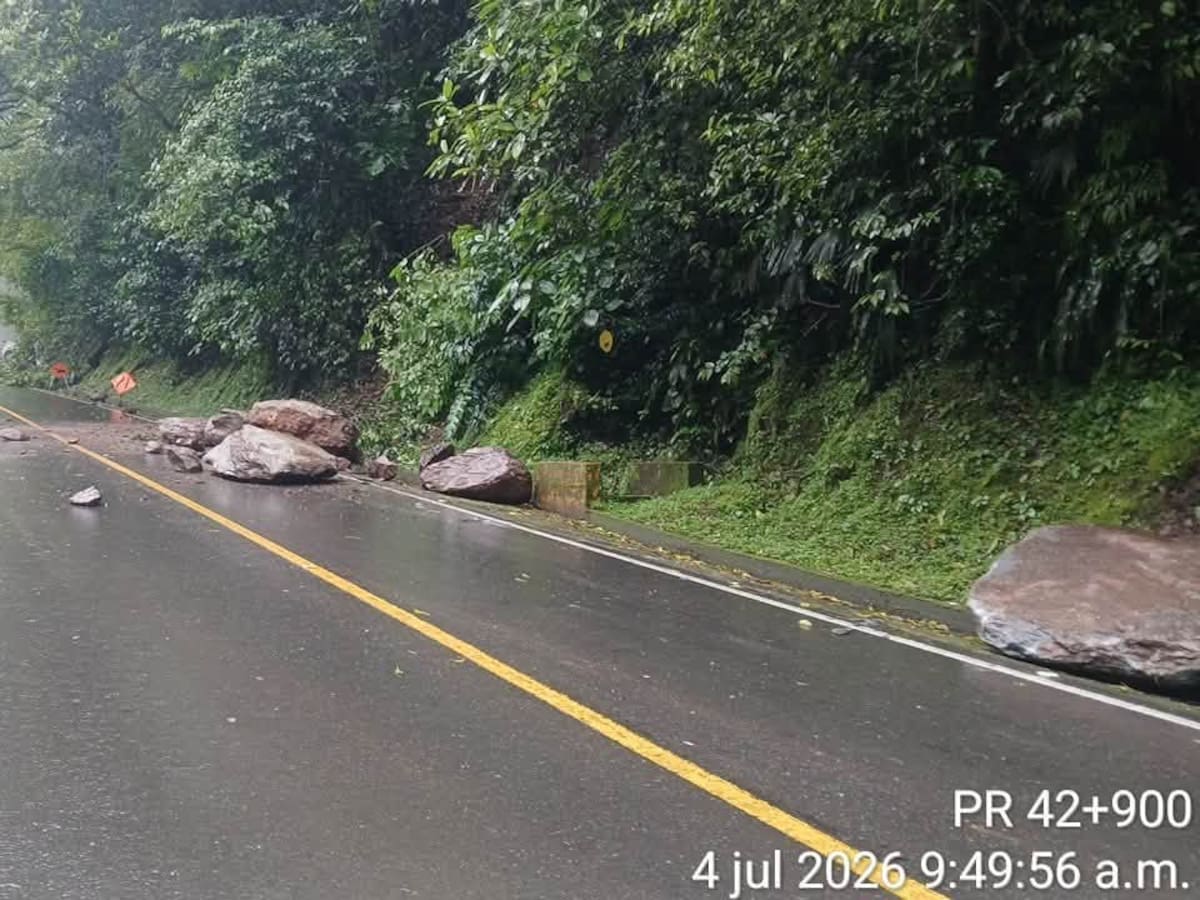 Fuerte caída de rocas entre Macanal y Santa María, Boyacá