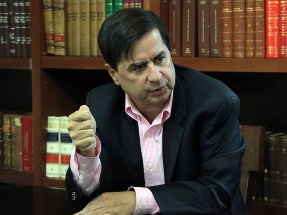 Uribistas aseguran que ministro Cristo participa indebidamente en política