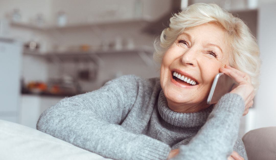 Mantenga una conexión por teléfono, videollamadas, correo electrónico o redes sociales con los adultos mayores.