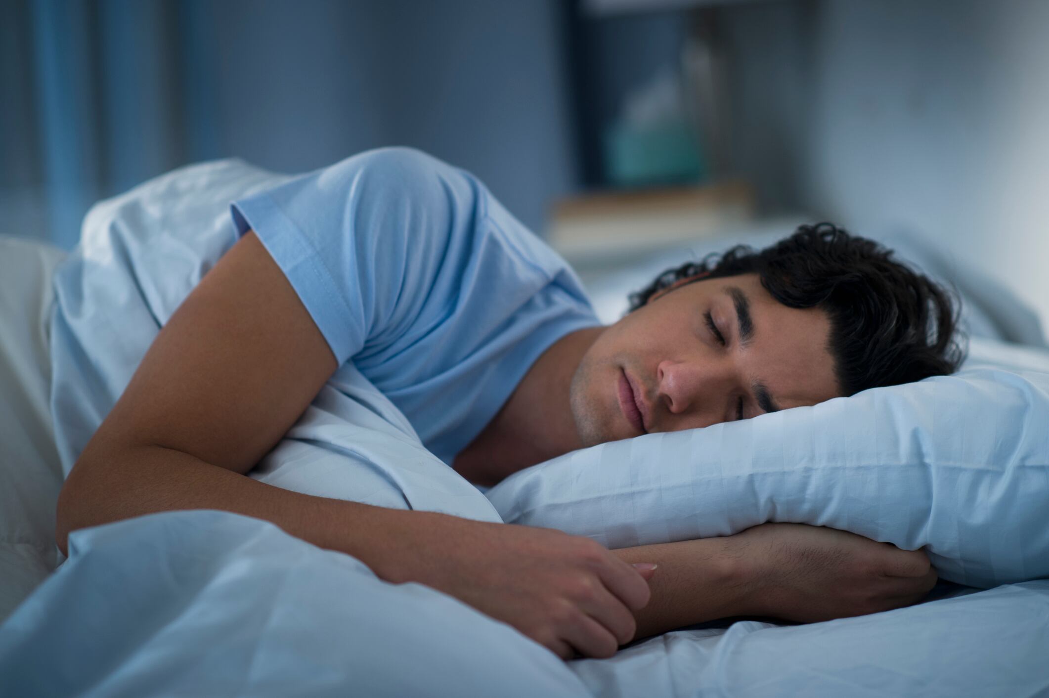 Hombre durmiendo en su cama (Foto vía Getty Images)