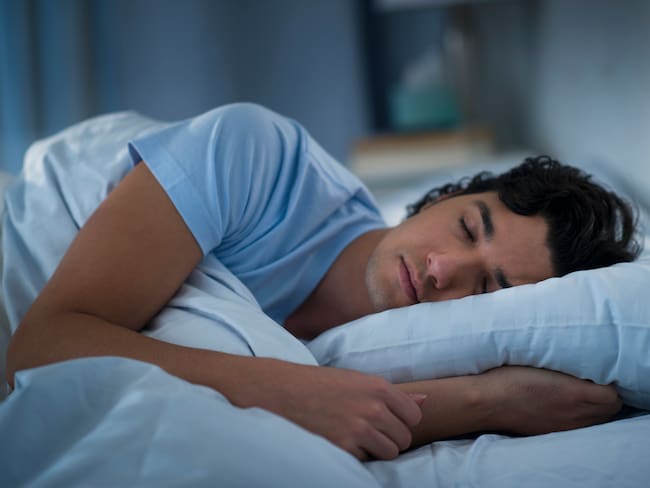 Hombre durmiendo en su cama (Foto vía Getty Images)