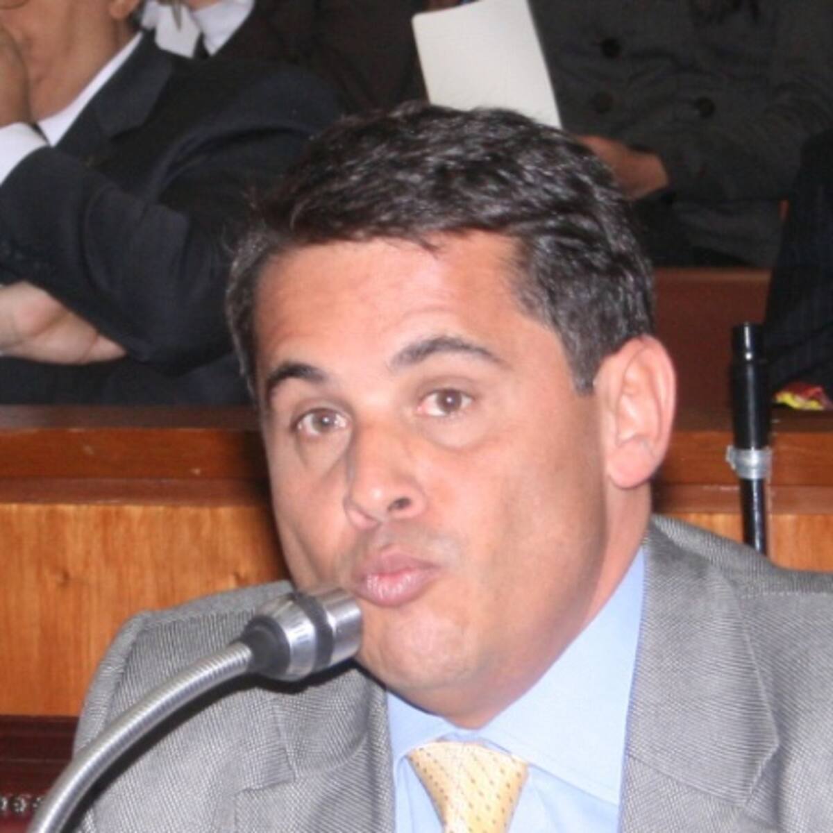 Ex senador del U, Carlos Ferro, es acusado por pedir dinero a uno de sus trabajadores