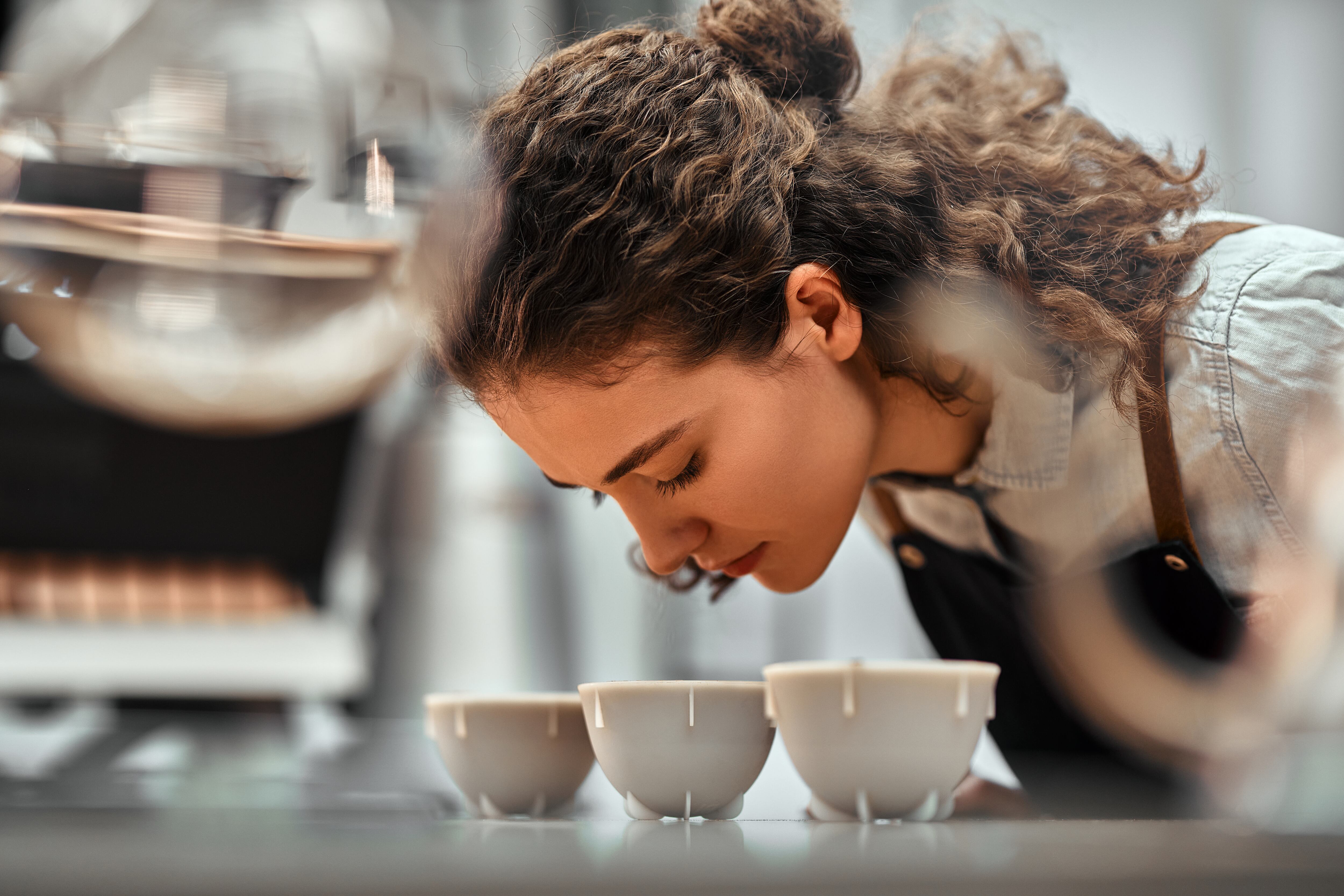 Análisis de calidad en taza de café  - Foto vía Getty Images
