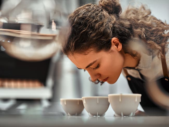 Análisis de calidad en taza de café  - Foto vía Getty Images