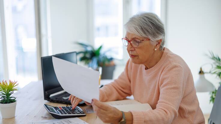 Adulta mayor haciendo cuentas de sus finanzas (Foto vía Getty Images)