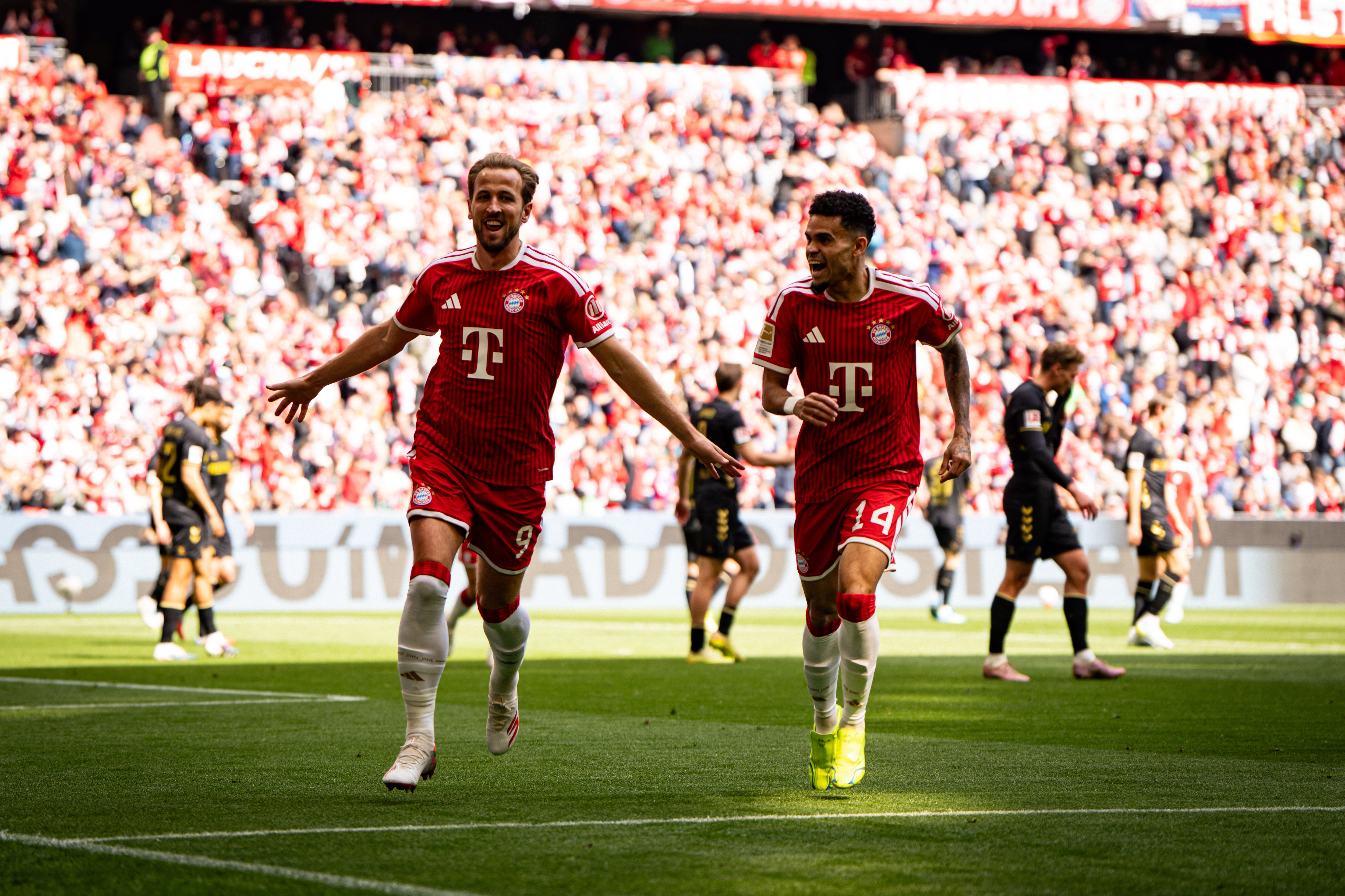 Harry Kane festeja uno gol junto a Luis Díaz. (Photo by S. Mellar/FC Bayern via Getty Images)