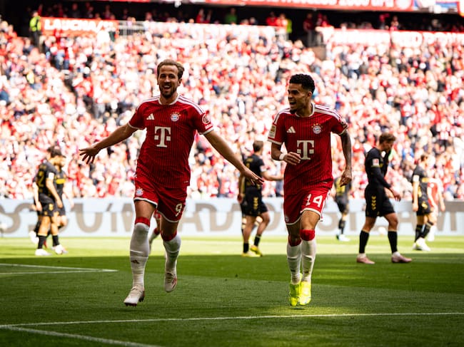 Harry Kane festeja uno gol junto a Luis Díaz. (Photo by S. Mellar/FC Bayern via Getty Images)