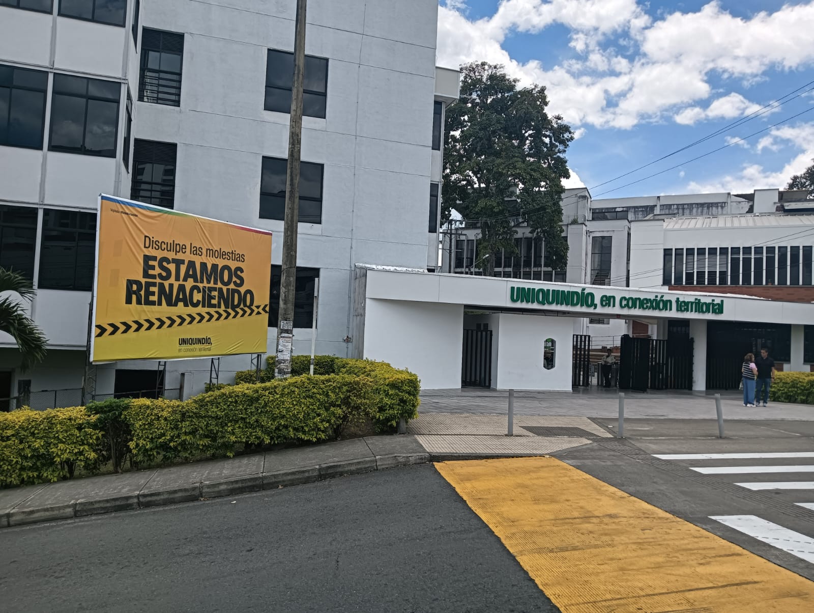 Con este mensaje la universidad del Quindío avanza en la reconstrucción material pero también social  académica. Foto: Adrián Trejos