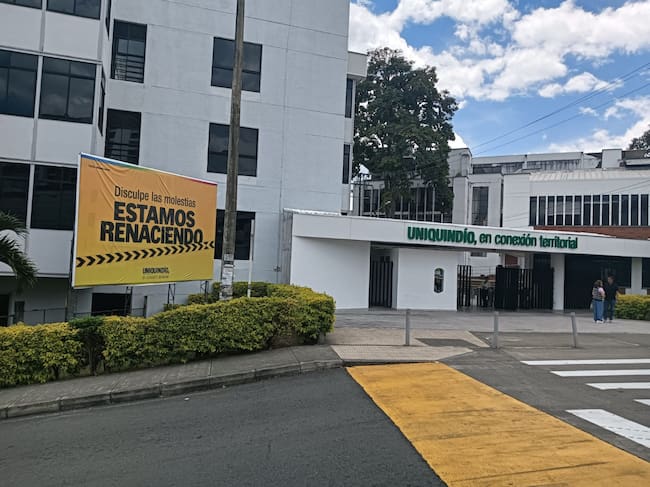 Con este mensaje la universidad del Quindío avanza en la reconstrucción material pero también social académica. Foto: Adrián Trejos