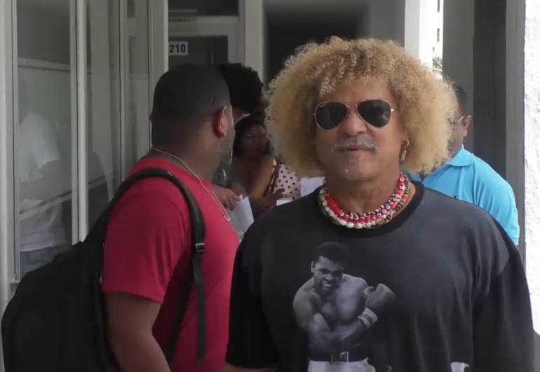 ‘El Pibe’ Valderrama a la salida del Juzgado. /FOTO CARACOL RADIO