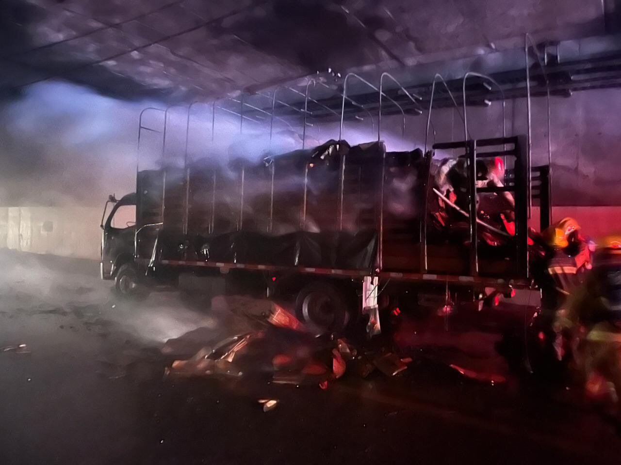 Fotografía del camión incinerado publicada en la cuenta 'X' de la Concesión Pacífico 3.