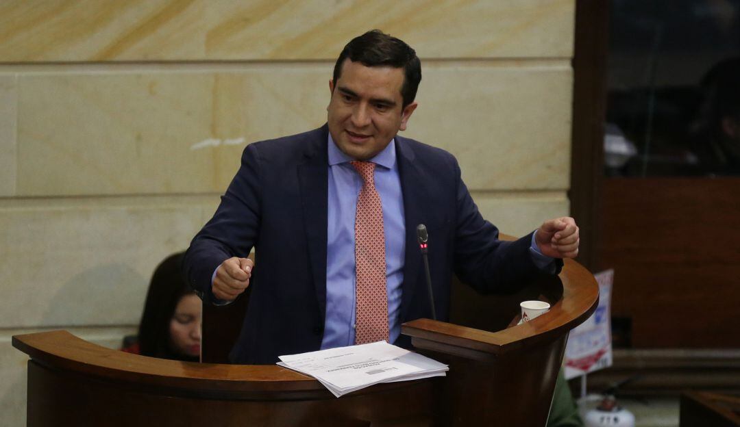 "Tengo la plena convicción de que le voy a ganar a Óscar Iván Zuluaga": Edward Rodríguez confirma que irá hasta el final en la disputa interna del uribismo