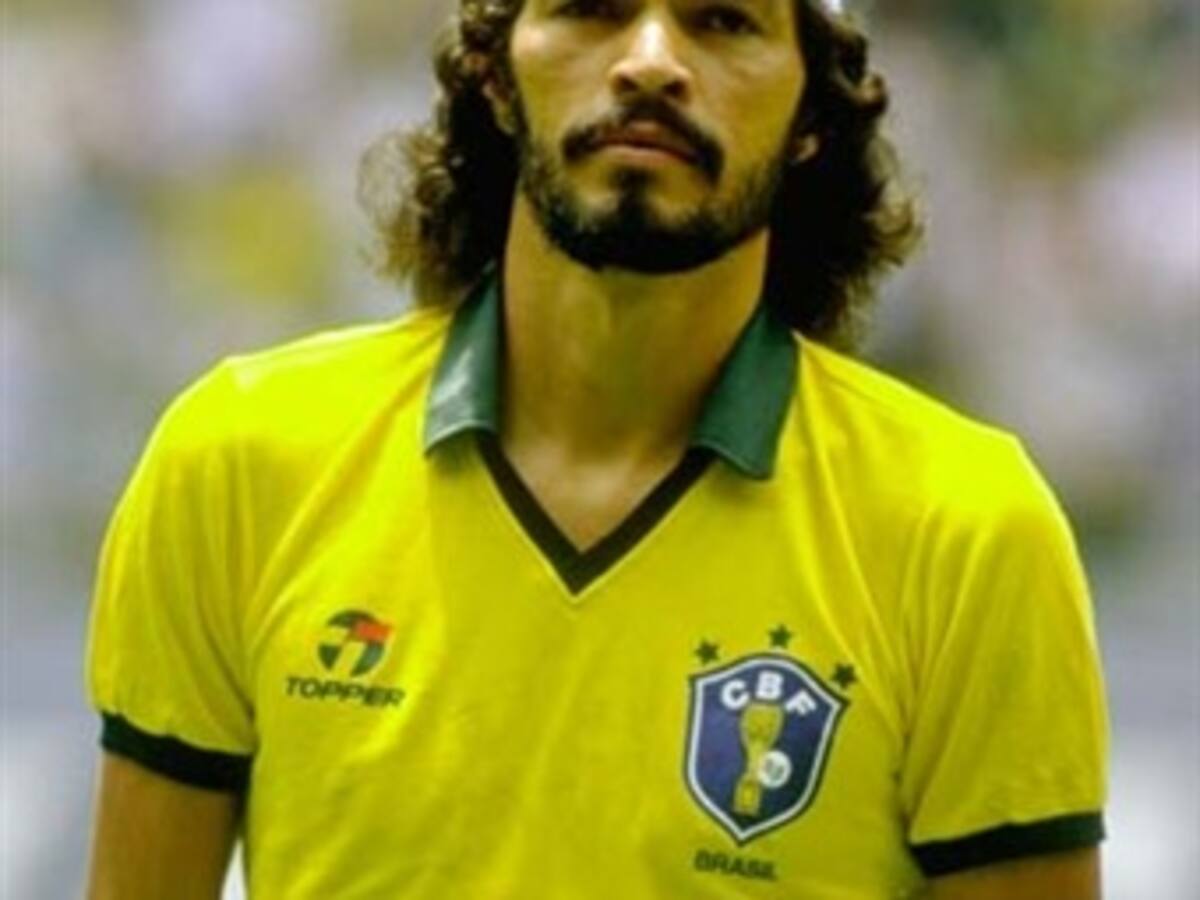 Ex futbolista Sócrates se recupera de hemorragia digestiva