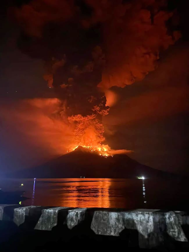 AME8182. TAHULANDANG (INDONESIA), 17/04/2024.- Fotografía cedida este miércoles por la Agencia Nacional de Gestión de Desastres de Indonesia, que muestra la actividad del volcán Ruang, en Tahulandang, en el archipiélago Sangihe (Indonesia). Las autoridades de Indonesia ordenaron este miércoles la evacuación de más de 800 residentes de una pequeña isla de la región central de Célebes a raíz del aumento de la actividad del volcán Ruang. EFE/Agencia Nacional de Gestión de Desastres /SOLO USO EDITORIAL/ SOLO DISPONIBLE PARA ILUSTRAR LA NOTICIA QUE ACOMPAÑA (CRÉDITO OBLIGATORIO)