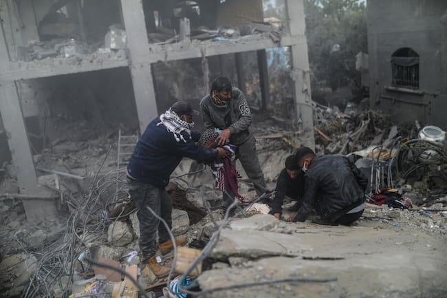 -FOTODELDIA- Deir Al Balah (---), 23/02/2024.- Palestinos buscan cuerpos y supervivientes entre los escombros de una casa destruida tras un ataque aéreo israelí en Deir Al Balah, sur de la Franja de Gaza, este 23 de febrero de 2024. EFE/MOHAMMED SABER