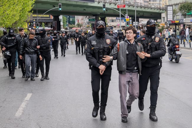 Istanbul (Turkey), 01/05/2025.- Turkish police officers detain protesters attempting to reach Taksim Square to celebrate International Workers' Day in Istanbul, Turkey, 01 May 2025. The government has banned May Day gatherings in Taksim Square since widespread protests across the country in 2013, which were suppressed by police and claimed eight lives, leaving thousands injured. (Protestas, Turquía, Estanbul) EFE/EPA/UMIT TURHAN