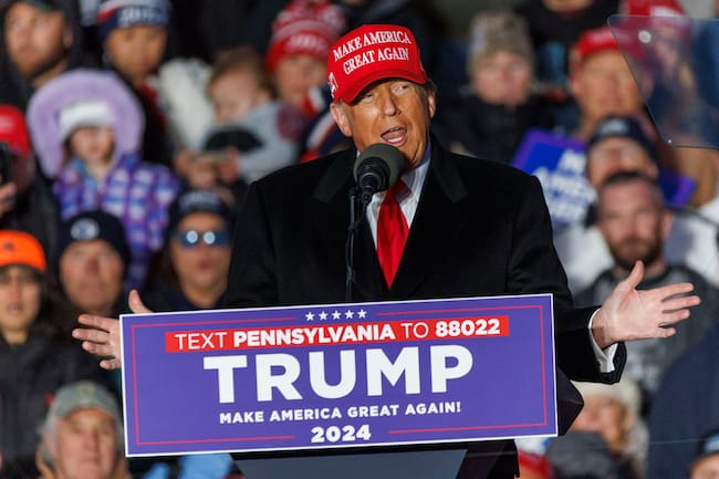 Schnecksville (United States), 13/04/2024.- Former US President Donald Trump speaks during a rally in Schnecksville, Pennsylvania, USA, 13 April 2024. Trump returned to the swing state of Pennsylvania days before the state&#039;s primary election and before he is due in criminal court in New York. (Elecciones, Nueva York) EFE/EPA/SARAH YENESEL