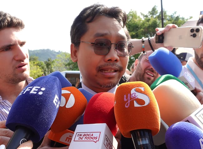 Samui (Thailand), 09/04/2024.- Thai Lawyer Apichart Srinual (C), who is representing defendant and Spanish chef Daniel Sancho Bronchalo, speaks to the media as he arrives to attend his client&#039;s alleged murder trial at Koh Samui Provincial Court in Koh Samui island, Thailand, 09 April 2024. Thai police arrested 29-year-old Spanish man Daniel Sancho Bronchalo, who is accused of the murder of Colombian surgeon Edwin Arrieta Arteaga in Thailand, including dismembering his body before dumping some parts in a rubbish dump and other parts including his head in the sea, police said. (Tailandia) EFE/EPA/SITTHIPONG CHAROENJAI