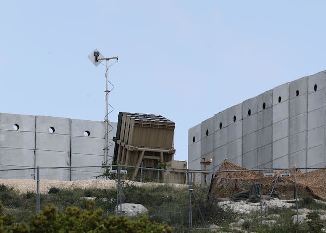 Jerusalem (Ó-), 14/04/2024.- Israel&#039;Äôs Iron Dome anti-missile defense system deployed near Jerusalem, 14 April 2024. According to the IDF, Israel&#039;Äôs defense systems, as well as Israel&#039;Äôs allies in the region, intercepted 99 percent of more than &#039;Äú300 threats of various types&#039;Äù, including drones, cruise and surface-to-surface missiles, launched from Iran against Israel overnight. (Cúpula de Hierro, Jerusalén) EFE/EPA/ABIR SULTAN