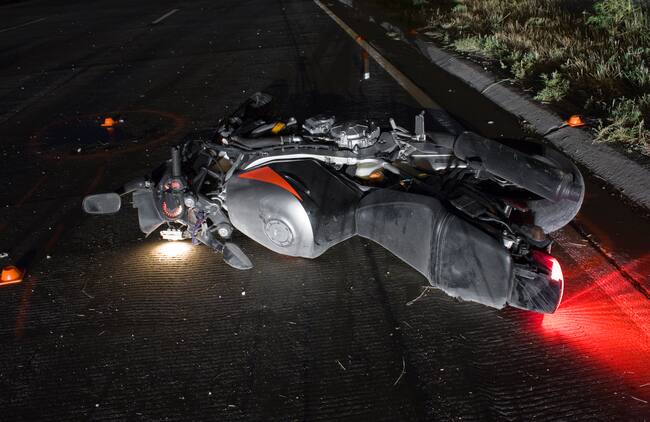 Accidente en moto de noche (créditos: GettyImages)