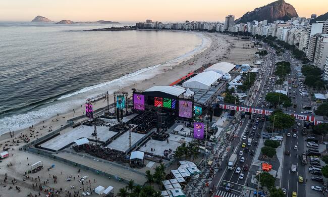 AME2906. RÍO DE JANEIRO (BRAZIL), 03/05/2024.- Fotografía aérea que muestra los preparativos del escenario para el concierto de la artista estadounidense Madonna, el 2 de mayo de 2024, en Río de Janeiro (Brasil). Cientos de miles de admiradores de Madonna se tomaron Río de Janeiro para el concierto gratuito que la cantante estadounidense ofrecerá el sábado en la playa de Copacabana y que, con un público calculado en 1,5 millones de personas, será el mayor en sus 40 años de carrera. El concierto, histórico tanto para Madonna como para esta ciudad brasileña, genera enormes expectativas tanto para los admiradores de la cantante como para la economía de Río de Janeiro. EFE/ Antonio Lacerda