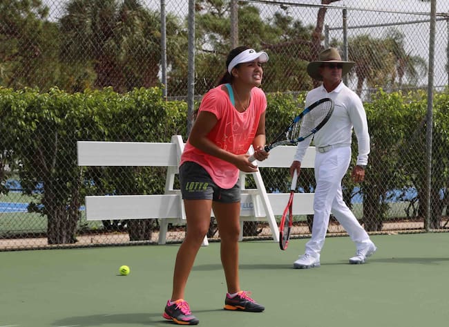 Camila Osorio trabajando bajo la mirada del entrenador Gabe Jaramillo