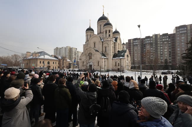 Moscow (Russian Federation), 01/03/2024.- People arrive to the Church of the Icon of the Mother of God, ahead of the upcoming funeral of late Russian opposition leader Alexei Navalny, in Moscow, Russia, 01 March 2024. Outspoken Kremlin critic Navalny died aged 47 in an arctic penal colony on 16 February 2024 after being transferred there in 2023. The colony is considered to be one of the world&#039;Äôs harshest prisons. (Rusia, Moscú) EFE/EPA/SERGEI ILNITSKY