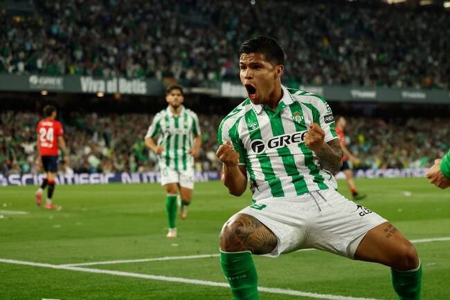SEVILLA, 11/05/2025.-El delantero colombiano del Betis Juan Camilo Hernández "Cucho", celebra su gol contra Osasuna, durante el partido de la jornada 35 de LaLiga EA Sports, este domingo en el estadio Benito Villamarín en Sevilla.-EFE/ Julio Muñoz