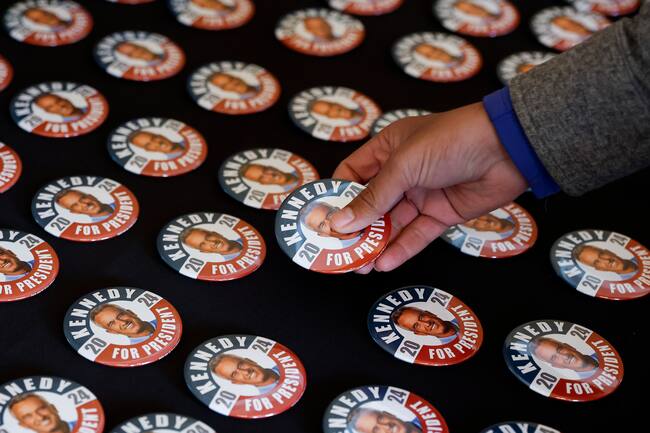 Los Angeles (United States), 31/03/2024.- A supporter picks up a pin at a Cesar Chavez event held by Independent Presidential Candidate Robert F. Kennedy Jr. at Union Station in Los Angeles, California, USA, 30 March 2024. EFE/EPA/CAROLINE BREHMAN