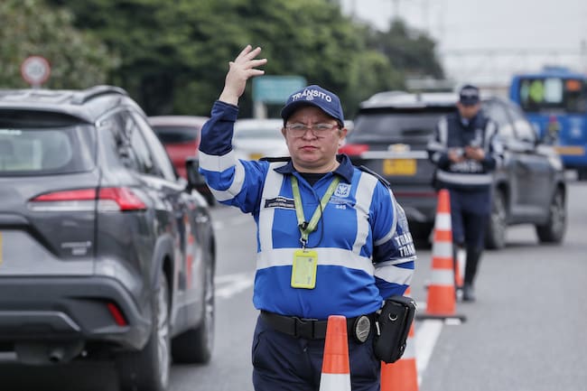 Agente de Tránsito de Bogotá (Foto vía Getty Images)