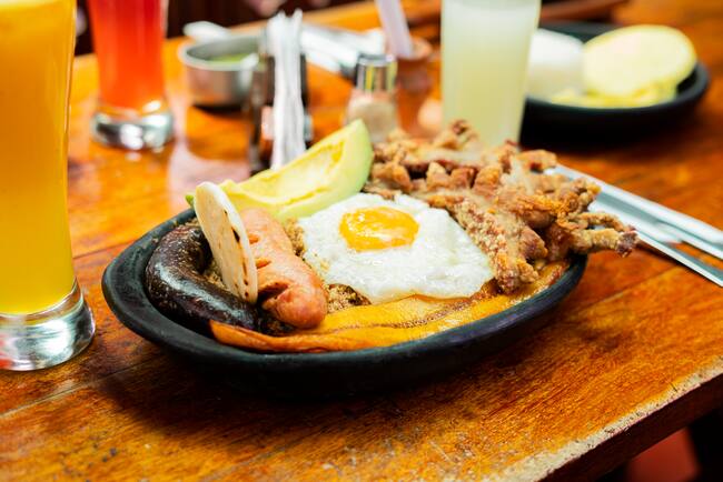 Bandeja paisa, un plato típico de Colombia (Foto vía Gettu Images)