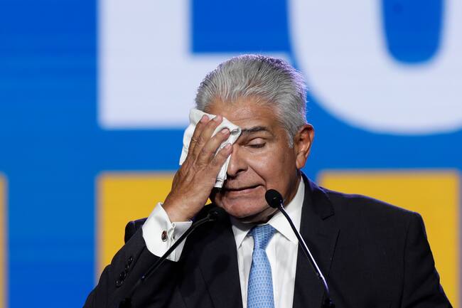 AME1285. CIUDAD DE PANAMÁ (PANAMÁ), 28/04/2024.- El candidato presidencial de RM, el exministro de Seguridad José Raúl Mulino, favorito en los sondeos para las elecciones del 5 de mayo, seca el sudor de su rostro mientras pronuncia un discurso este domingo durante el evento de cierre de su campaña electoral, en Ciudad de Panamá (Panamá). El 5 de marzo pasado, Mulino se convirtió oficialmente en el candidato presidencial del partido Realizando Metas (RM) después de que el Tribunal Electoral (TE) inhabilitara al expresidente Ricardo Martinelli (2009-2014) como aspirante al Ejecutivo tras ser sentenciado a más de 10 años de prisión por blanqueo de capitales. Algo más de 3 millones de panameños están llamados a las urnas el próximo 5 de mayo para elegir al nuevo presidente y vicepresidente, entre otros cargos como disputados y alcaldes. EFE/ Bienvenido Velasco