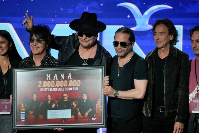 AME2540. VIÑA DEL MAR (CHILE), 26/02/2024.- Integrantes de la banda de rock latino Maná posan durante una conferencia de prensa este lunes por el 63º Festival Internacional de la Canción de Viña del Mar (Chile). El grupo mexicano Maná reveló hoy que el cantante y compositor español Alejandro Sanz formará parte de sus disco de duetos, Noches de Cantina, de próxima publicación.En una rueda de prensa ofrecida en la previa de su regreso este próxima martes al escenario del Festival Internacional de Viña del Mar, en la costa de Chile, el líder de la banda, Fher Olvera, explicó que el artista madrileño interpretará la mítica canción de la banda "Vivir sin aire". EFE/ Adriana Thomasa