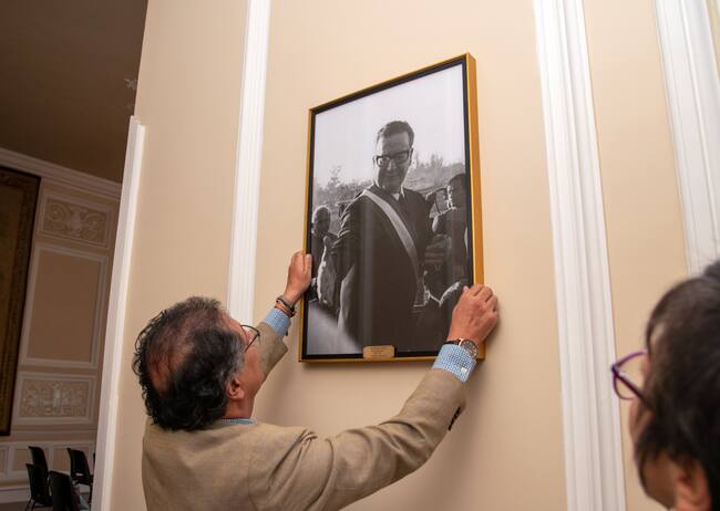 AME508. BOGOTÁ (COLOMBIA), 17/09/2024.- Fotografía cedida por la presidencia de Colombia del mandatario Gustavo Petro instalando una fotografía inédita del exmandatario chileno Salvador Allende este martes, en la Casa de Nariño en Bogotá (Colombia). La pieza es una fotografía de 50x70 tomada por el fotógrafo uruguayo Naúl Ojeda (1939-2002), quien traspasó los derechos de la imagen a la Fundación Salvador Allende, institución vinculada a la familia del expresidente chileno, y esta, a su vez, los cedió al Gobierno de Colombia. EFE/ Presidencia de Colombia /SOLO USO EDITORIAL/SOLO DISPONIBLE PARA ILUSTRAR LA NOTICIA QUE ACOMPAÑA (CRÉDITO OBLIGATORIO)